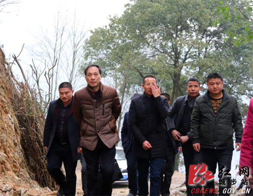杨博理深入威溪儒林慰问困难群众(图1)