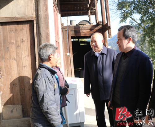 邓广雁深入城步甘溪村慰问贫困户(图1)