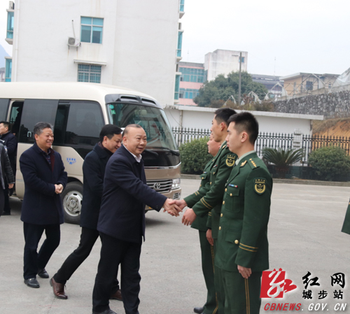 罗建南率队慰问驻城部队官兵(图2)
