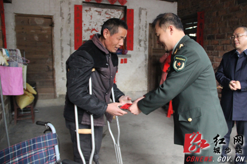 李新平走访慰问金紫乡贫困户(图1)