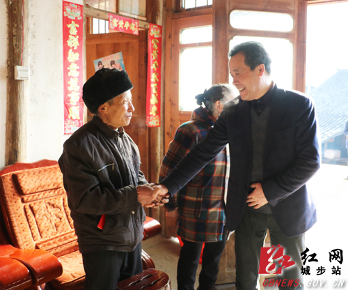 邓广雁深入城步甘溪村慰问贫困户(图3)