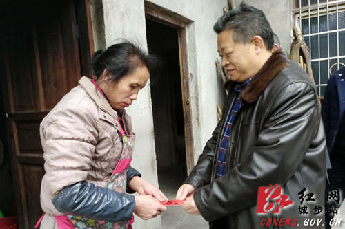 钟胤进走访慰问蒋坊乡困难群众(图1)