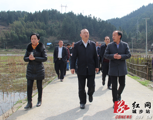 罗建南深入乡镇调研易地扶贫搬迁、生态移民、旅游扶贫等工作(图1)