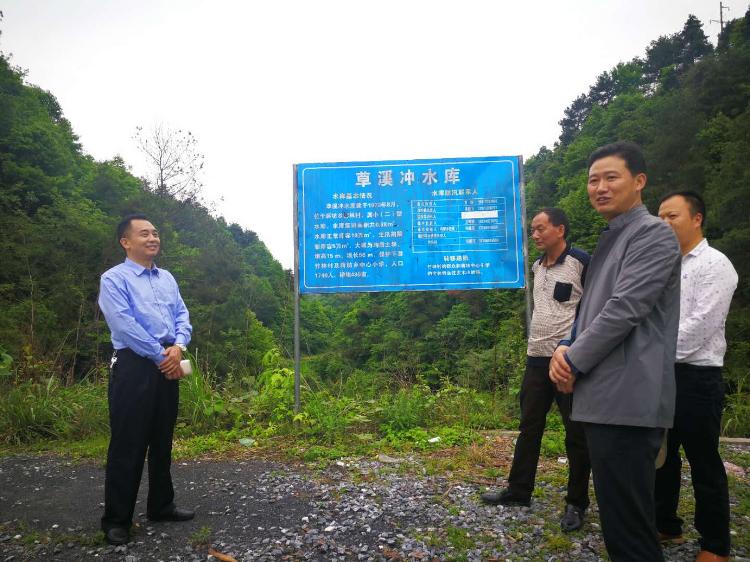 邓安华同志深入蒋坊乡草溪冲水库检查防汛工作(图1)