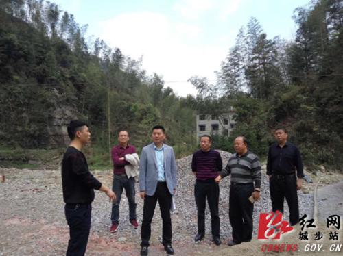 刘晨旭深入威溪乡调研脱贫攻坚等工作(图1)