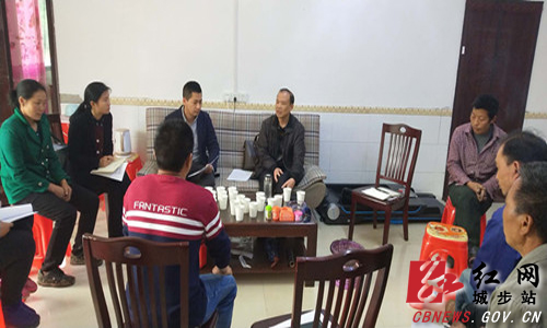 黄进录深入和平村调研脱贫攻坚(图1)