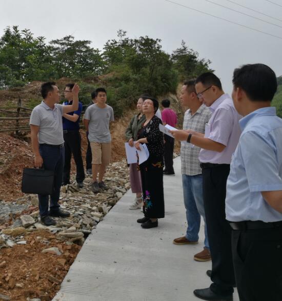 省草业专家实地调研龙胜南山  迈出合作发展奶业第一步(图1)