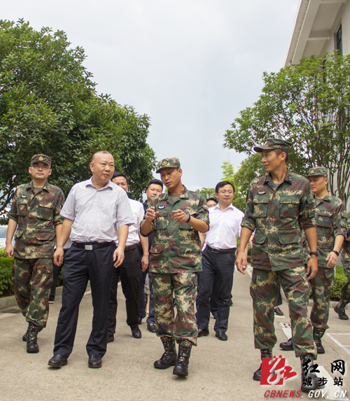 “八一”前夕罗建南率队慰问驻城官兵(图4)