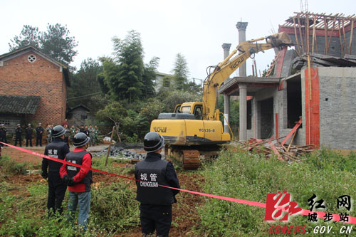 城步依法拆除一批违法违规建筑(图2)