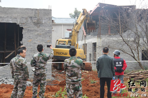 城步依法拆除一批违法违规建筑(图1)