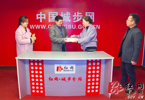 记者节：城步宣传部长为新闻工作者送“礼”(图1)