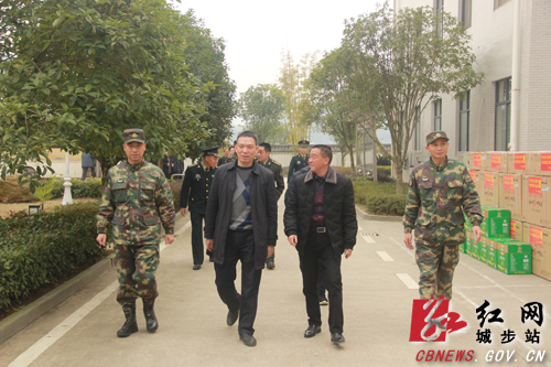 张戈锐春节前夕带队慰问驻城部队官兵(图3)