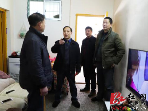 罗小林慰问企业下岗困难职工(图1)