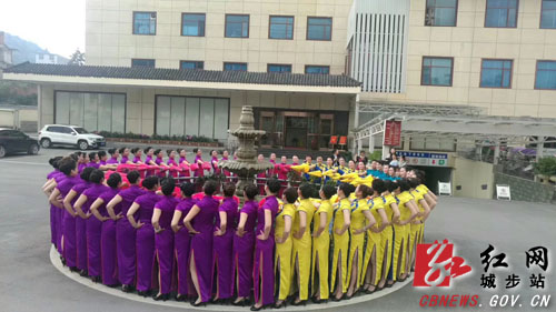 城步旗袍协会成立展示苗女风采(图6)