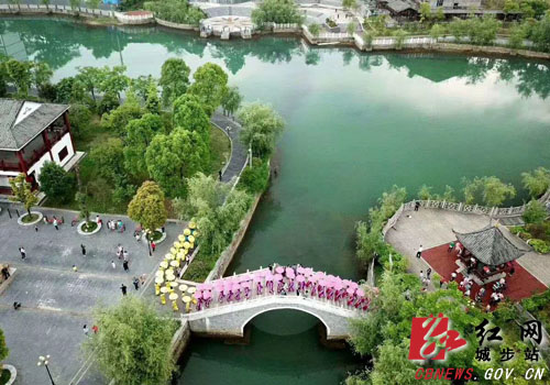 城步旗袍协会成立展示苗女风采(图3)