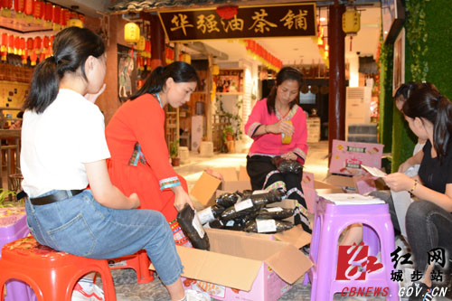 城步“光头强”借力电商平台促销土特产(图1)