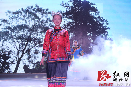 “印象城步&#8226;苗韵霓裳”苗服苗绣开启第二场巡演(图1)