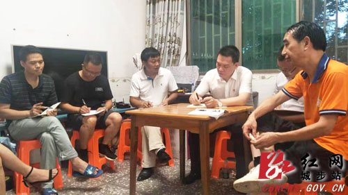 张戈锐深入白云湖村与工作组同吃同住同帮扶(图1)