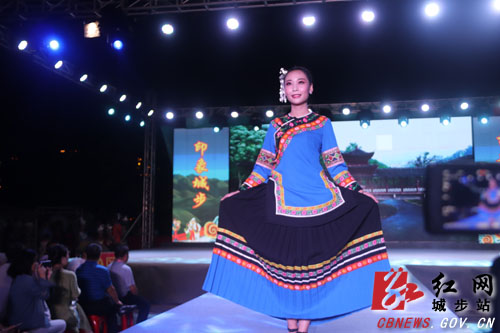 “印象城步&#8226;苗韵霓裳”苗服苗绣开启第二场巡演(图2)