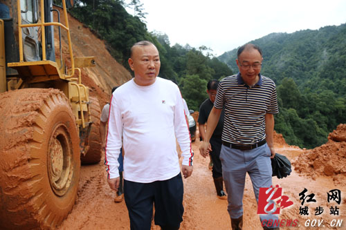 罗建南深入一线靠前指挥防汛抗洪救灾工作(图3)