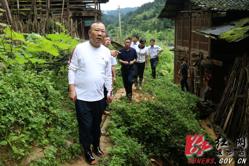 罗建南深入一线靠前指挥防汛抗洪救灾工作(图5)