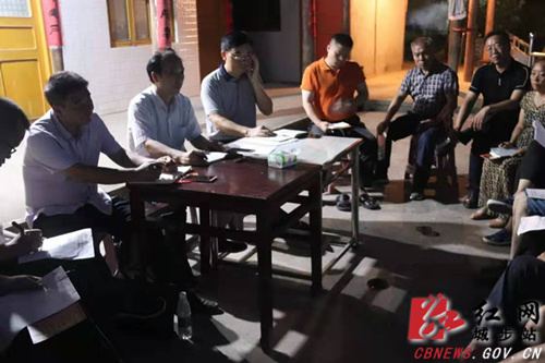 杨博理深入龙凤冲村召开院落会(图1)