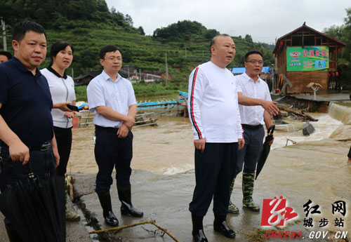 罗建南深入一线靠前指挥防汛抗洪救灾工作(图1)