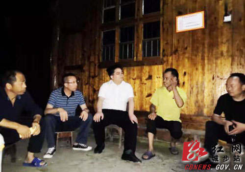 马文高夜宿贫困村指导脱贫攻坚(图1)