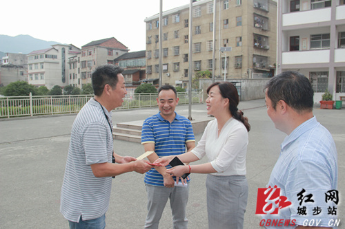 陈文华慰问一线教师和教育工作者(图1)