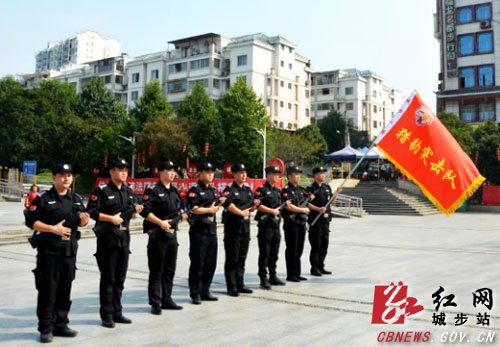 市县公安猎豹突击队“亮剑”城步街头(图2)