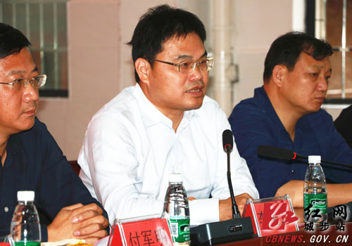 省扶贫办调研助销城步苗香梨(图1)