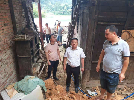 县移民中心深入库区办实事解民忧促发展(图1)