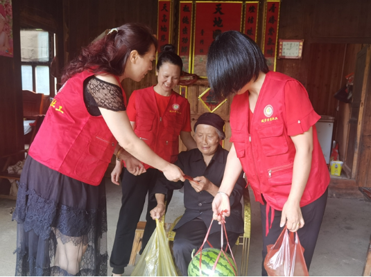 县民政社工开展“浓情端午 情系烈士父母”节日陪伴慰问活动(图1)