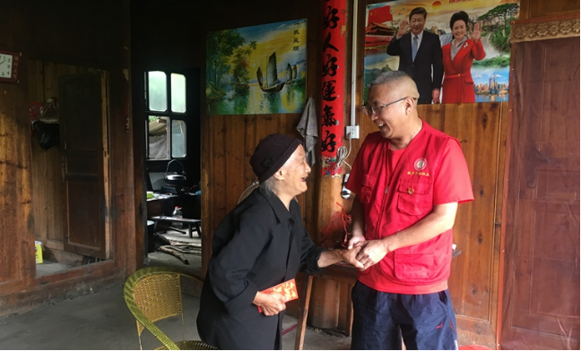 县民政社工开展“浓情端午 情系烈士父母”节日陪伴慰问活动(图2)