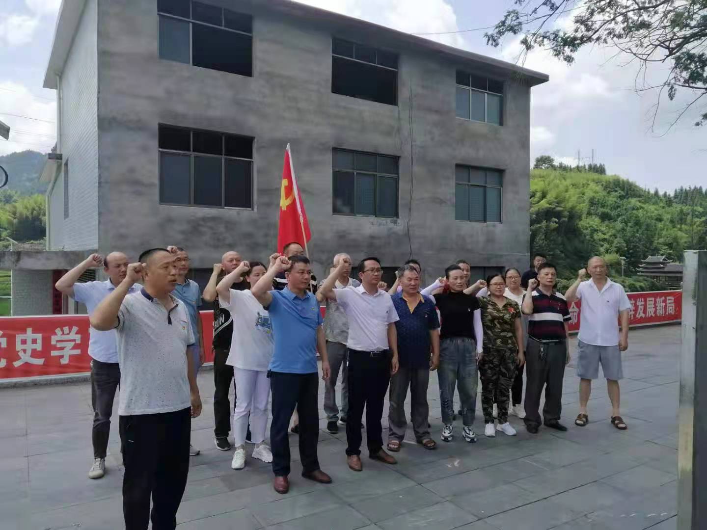 城步林业局开展重走长征路红色教育活动(图2)