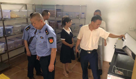 城步苗族自治县市场监督管理局开展“我为群众办实事”餐饮安全你我同查活动(图1)