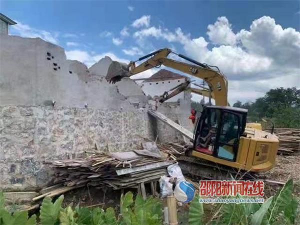 城步：下大力整治农村乱占耕地建房问题(图1)