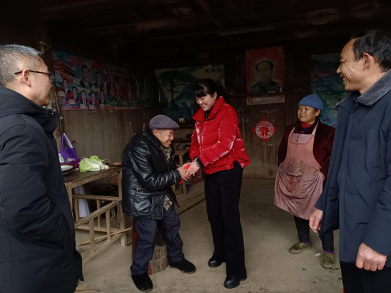 县总工会、绿化中心在玉屏村走访慰问群众(图1)