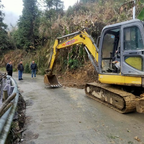 城步自然资源局驻村工作组迅速抢通群旺村垮塌道路(图1)