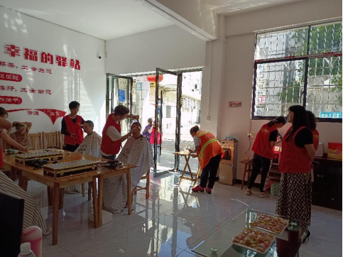城步苗族自治县总工会开展迎中秋爱心理发活动(图2)