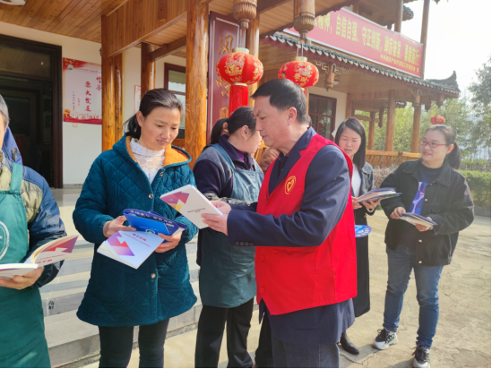 情系女职工•法在你身边——城步总工会开展女职工普法宣传进企业活动(图2)