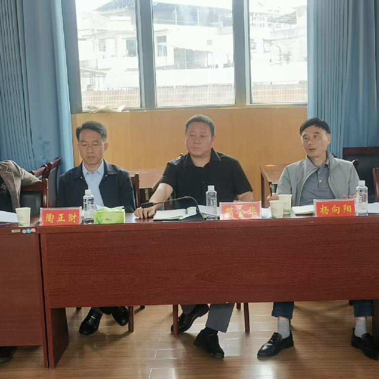 县人民代表大会常务委员会调研组在县自然资源局开展生态坏境保护和城乡规划年度计划实施情况调研座谈(图2)