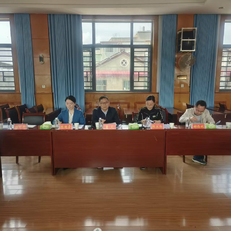 县人民代表大会常务委员会调研组在县自然资源局开展生态坏境保护和城乡规划年度计划实施情况调研座谈(图3)