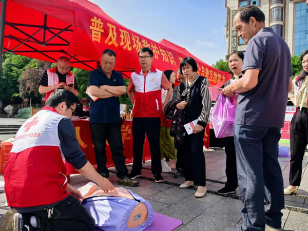 城步苗族自治县红十字会开展“5·8世界红十字博爱周”宣传活动(图1)