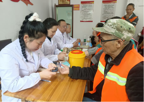 城步：情系环卫工 爱心义诊暖人心(图2)