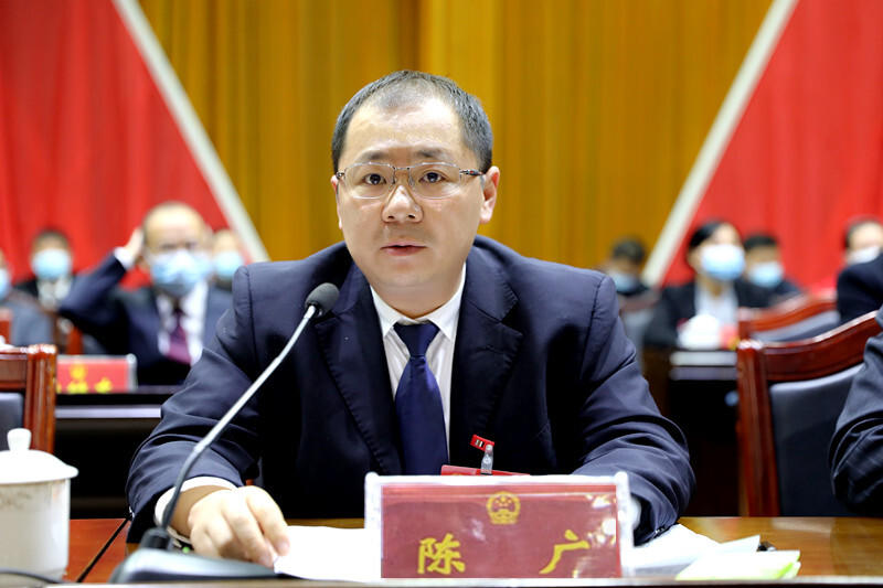 图为县委副书记,县委统战部部长陈广主持会议