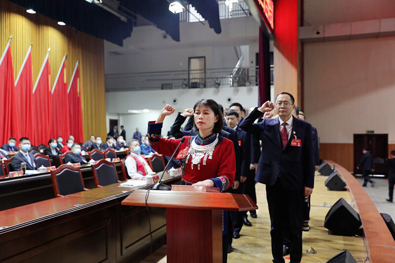 图为新当选的县人民政府县长王慧敏带领副县长,县监委主任,县人民法院