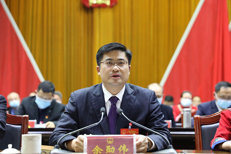 图为县委书记余勋伟在会上讲话