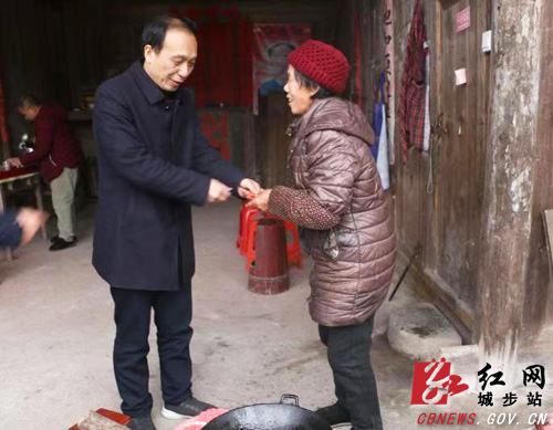 杨博理走访慰问威溪乡困难群众(图1)