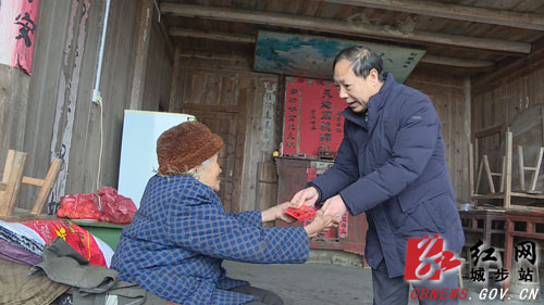 罗小林到西岩镇源水村开展春节前走访慰问活动(图1)